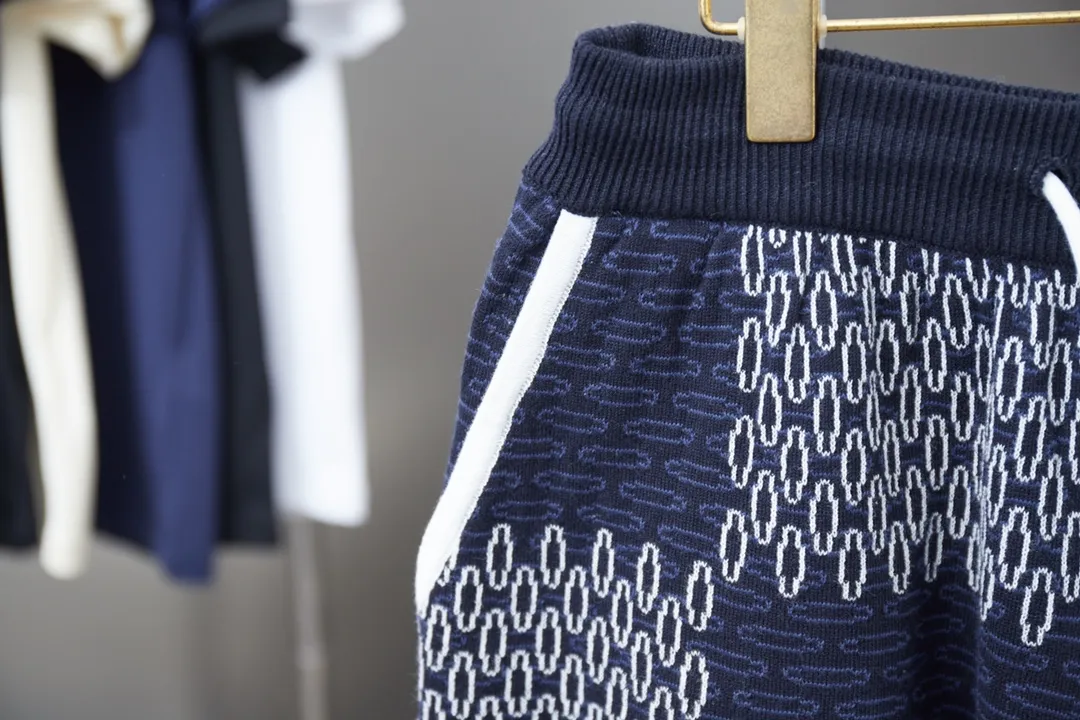 🅿️230 LV Louis 25ss new checkerboard mercerized cotton knitted shorts for spring and summer. Light luxury. A must-have item for men and women for daily commuting. Correct version. Comparisons are welcome. Detailed features · Made of high-viscosity cotton wool, with high count cotton added, it is dry and avoids stuffiness. · Made of jacquard machine imported from Germany, woven with Lv Monogram plaid intarsia, and paired with knitting of the same style and color to present a unique three-dimensional texture. Customized hardware pendant➕rope·Double-needle cross-stitching process·Original main mark, washed tag, branded moisture-proof paper packaging Color: Blue Size: S/M/L/XL